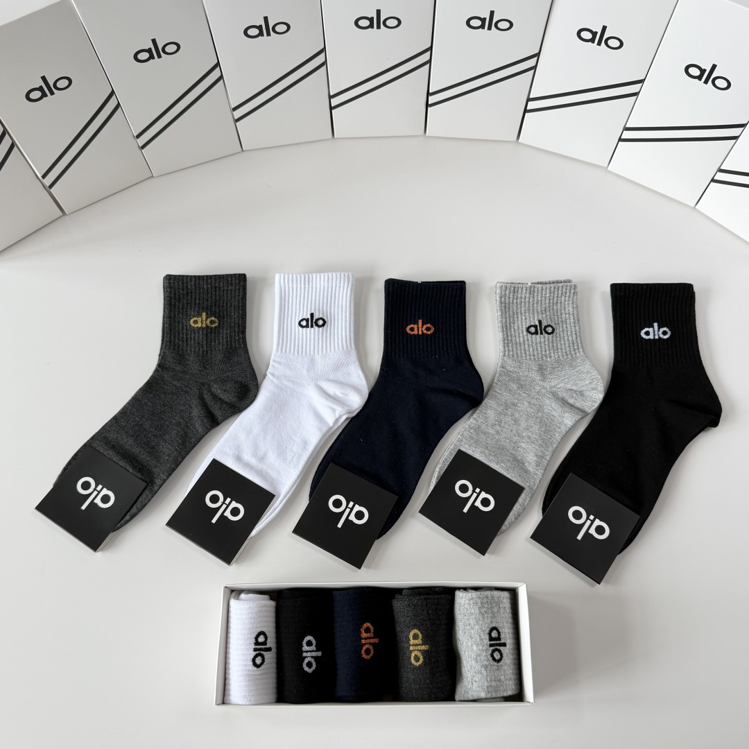 💛配包装Alo（阿洛）新款中长款堆堆袜袜子！一盒五双， 专柜同步筒款袜子，💛大牌出街，潮人必备。超好搭