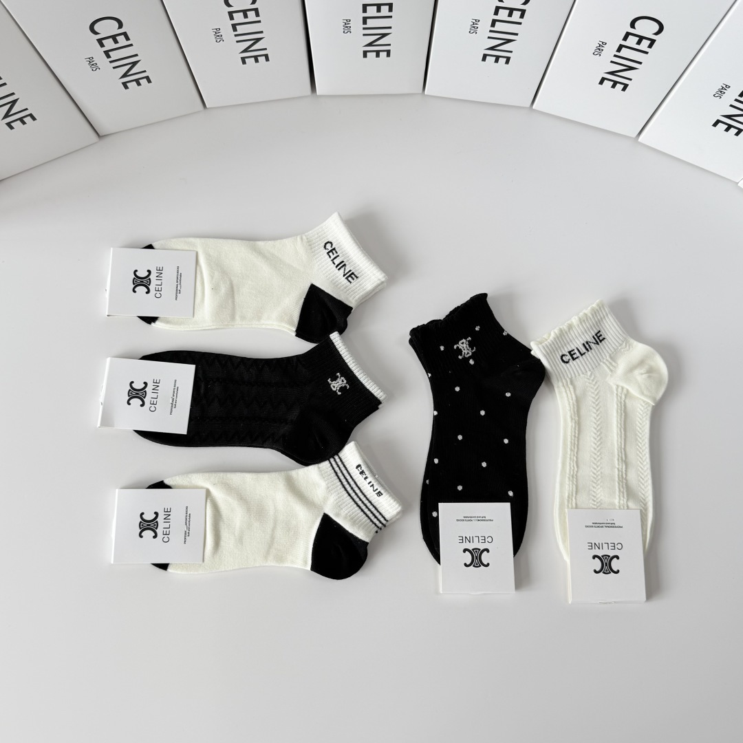 💛配包装Celine（赛琳）新款中短款堆堆袜袜子！一盒五双， 专柜同步筒款袜子，💛大牌出街，潮人必备。超