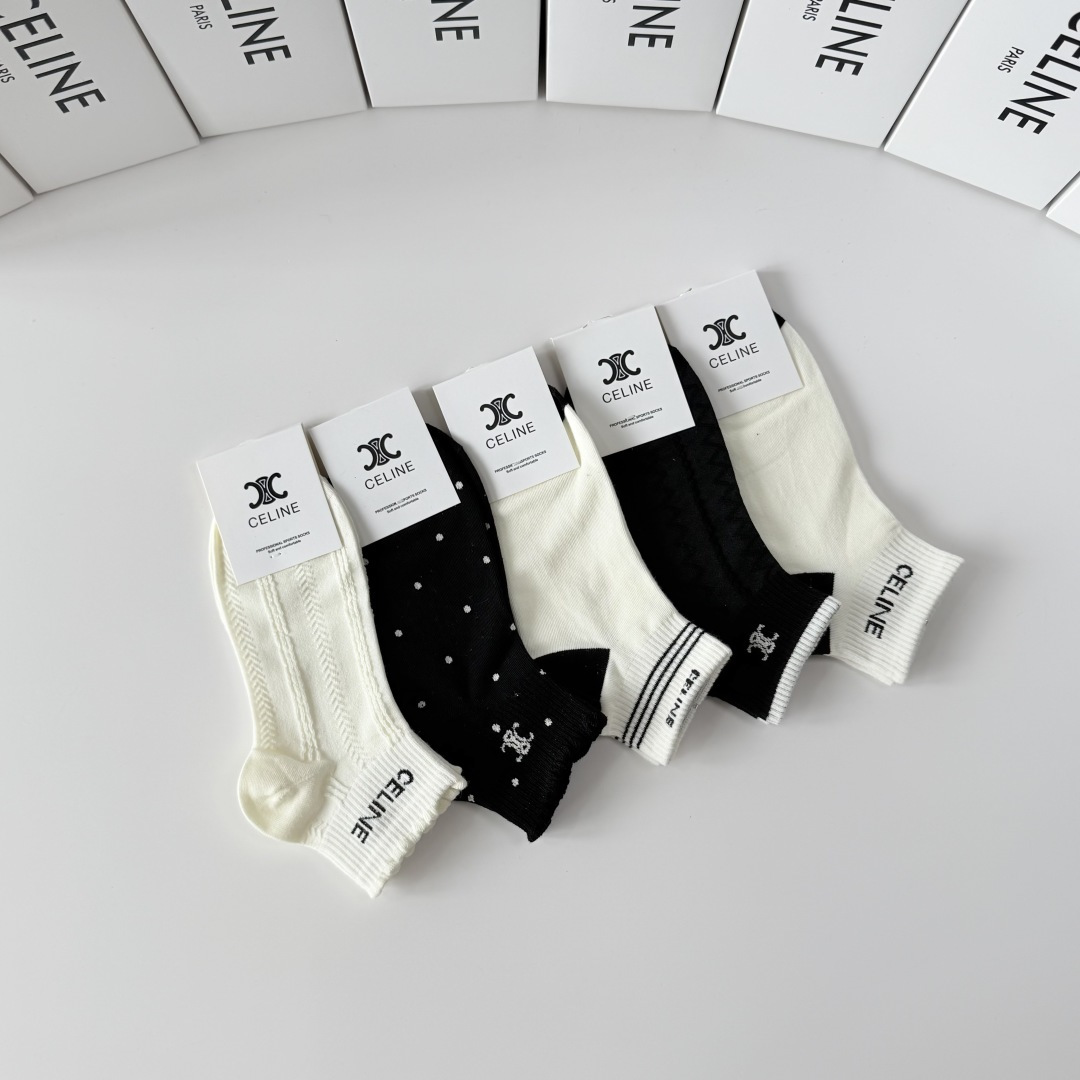 💛配包装Celine（赛琳）新款中短款堆堆袜袜子！一盒五双， 专柜同步筒款袜子，💛大牌出街，潮人必备。超