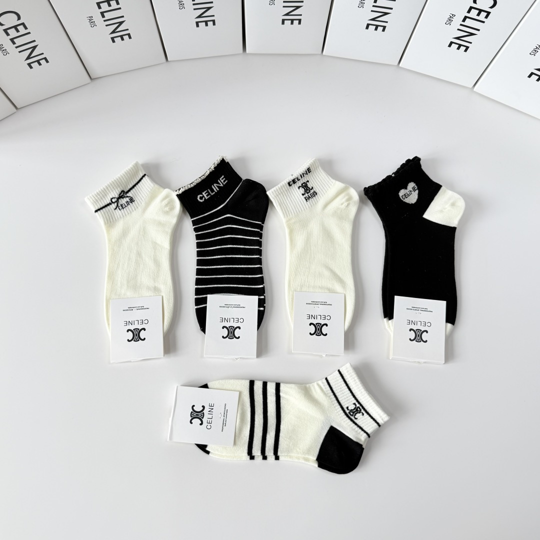 💛配包装Celine（赛琳）新款中短款堆堆袜袜子！一盒五双， 专柜同步筒款袜子，💛大牌出街，潮人必备。超