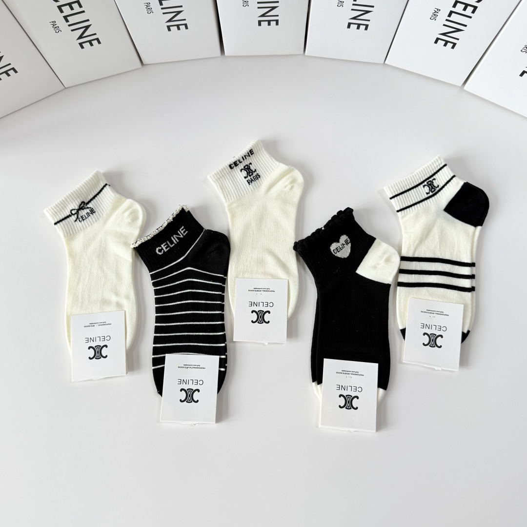 💛配包装Celine（赛琳）新款中短款堆堆袜袜子！一盒五双， 专柜同步筒款袜子，💛大牌出街，潮人必备。超