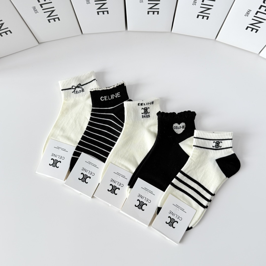 💛配包装Celine（赛琳）新款中短款堆堆袜袜子！一盒五双， 专柜同步筒款袜子，💛大牌出街，潮人必备。超