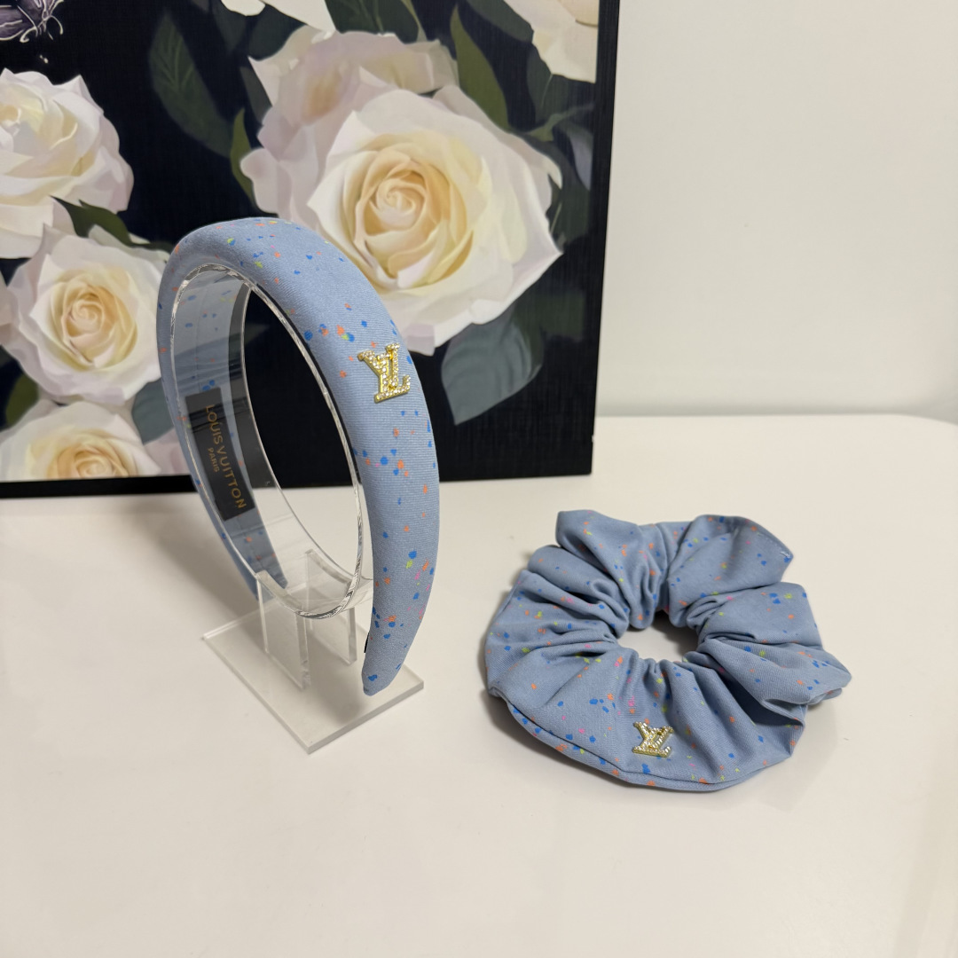 NO:854289,Special (two-piece set) with counter packaging. LV (Louis Vuitton)'s latest hot style is here. Two-piece set of headbands and hairbands. The elegant girl is worth buying. Very easy to match. Temperament and taste. It is recommended to wear two together. Magical fairy hairpins, hairpins, louis vuitton, louis vuitton, hairpins19860909特（两件套）配专柜包装 LV（路易威登）最新爆款来啦两件套发箍发圈 优雅的girl值得入手 非常好搭配 气质有品位 建议两个一齐佩戴 神奇的仙发夹,发夹,louis vuitton,louis vuitton,hairpins,accessory