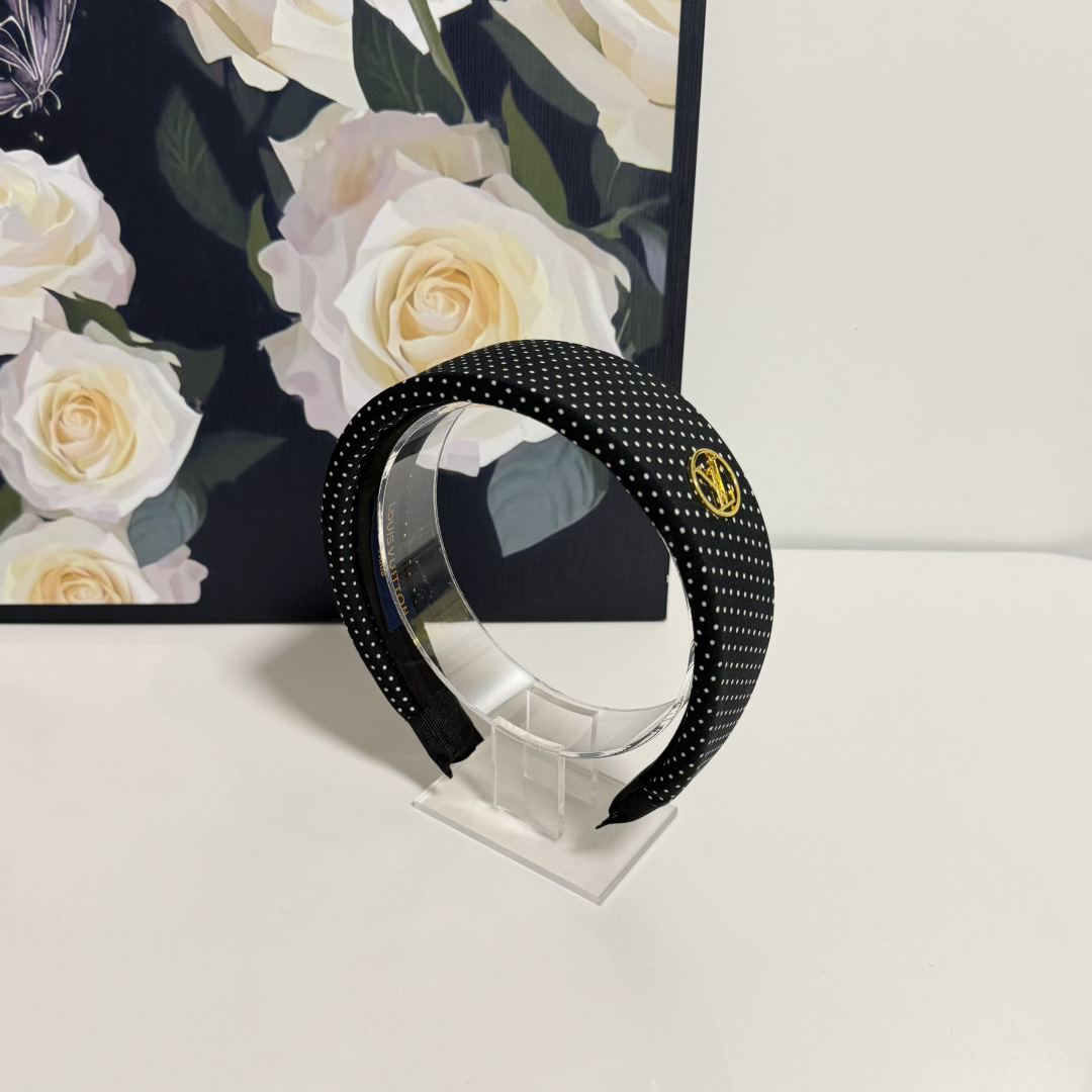 NO:854308,Specially equipped with counter packaging, LV (Louis Vuitton)'s latest hairband, little fairies can get it now. Special material, no hair, salty or sweet ~ hairpins, hairpins, louis vuitton, louis vuitton, hairpins19860909特 配专柜包装 LV（路易威登）最新发箍 小仙女快入手 特殊材质 不嘞头 可盐可甜～发夹,发夹,louis vuitton,louis vuitton,hairpins,accessory