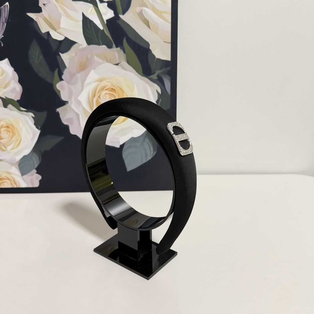 NO:854316,Specially equipped with counter packaging, DIOR's latest hairbands. Little fairies can get it now. Special materials. No hair. Can be salty or sweet ~ hairpins, hairpins, dior, dior, hairpins19860909特 配专柜包装 DIOR（迪奥）最新发箍 小仙女快入手 特殊材质 不嘞头 可盐可甜～发夹,发夹,dior,dior,hairpins,accessory