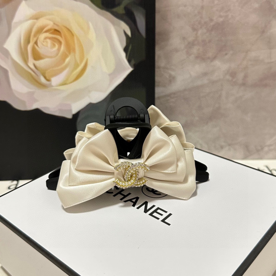 NO:854396,Special (single) with counter packaging. Chanel's latest hot style is here. Second-hand vintage hardware clip. Elegant girl is worth buying. Very easy to match. Temperament and tasteful hairpins, hairpins, chanel, chanel, hairpins.19860909特（单个）配专柜包装 Chanel（香奈儿）最新爆款来啦 中古vintage复古五金抓夹 优雅的girl值得入手 非常好搭配 气质有品位发夹,发夹,chanel,chanel,hairpins,accessory
