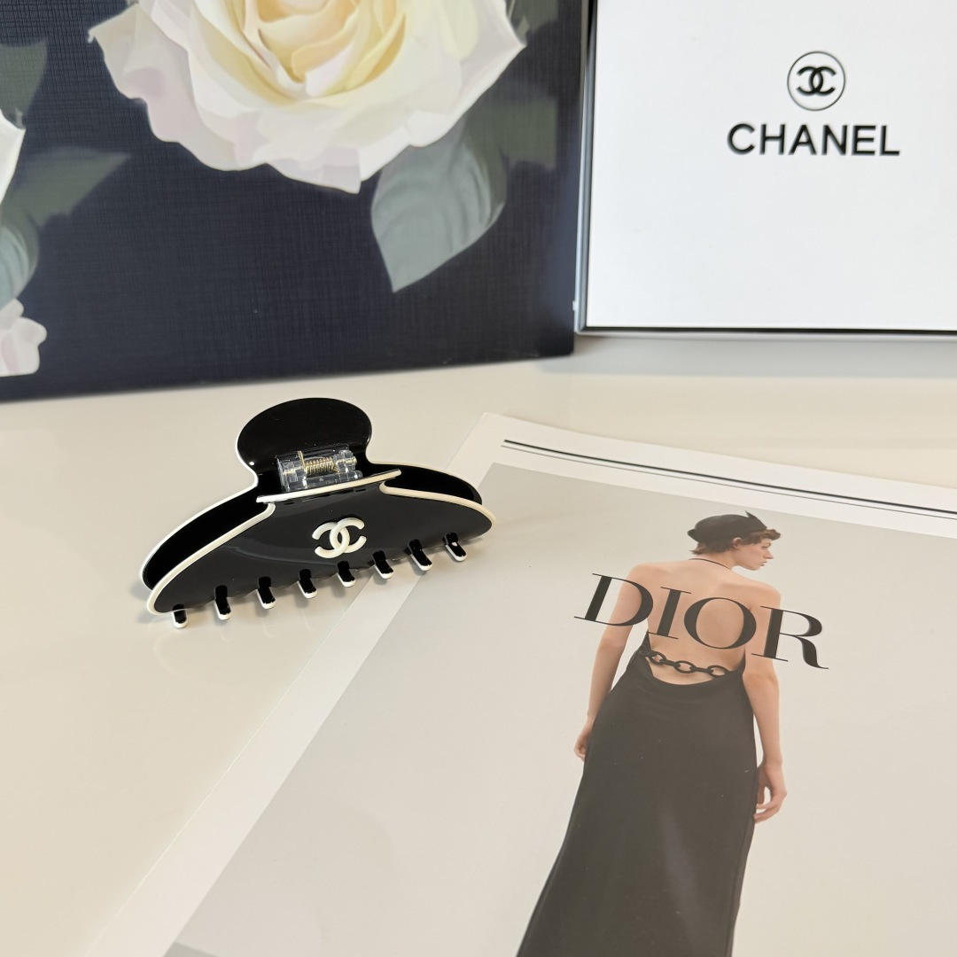 NO:854415,Special (single) with counter packaging. Chanel's latest hot style is here. Second-hand vintage hardware clip. Elegant girl is worth buying. Very easy to match. Temperament and tasteful hairpins, hairpins, chanel, chanel, hairpins.19860909特（单个）配专柜包装 Chanel（香奈儿）最新爆款来啦 中古vintage复古五金抓夹 优雅的girl值得入手 非常好搭配 气质有品位发夹,发夹,chanel,chanel,hairpins,accessory
