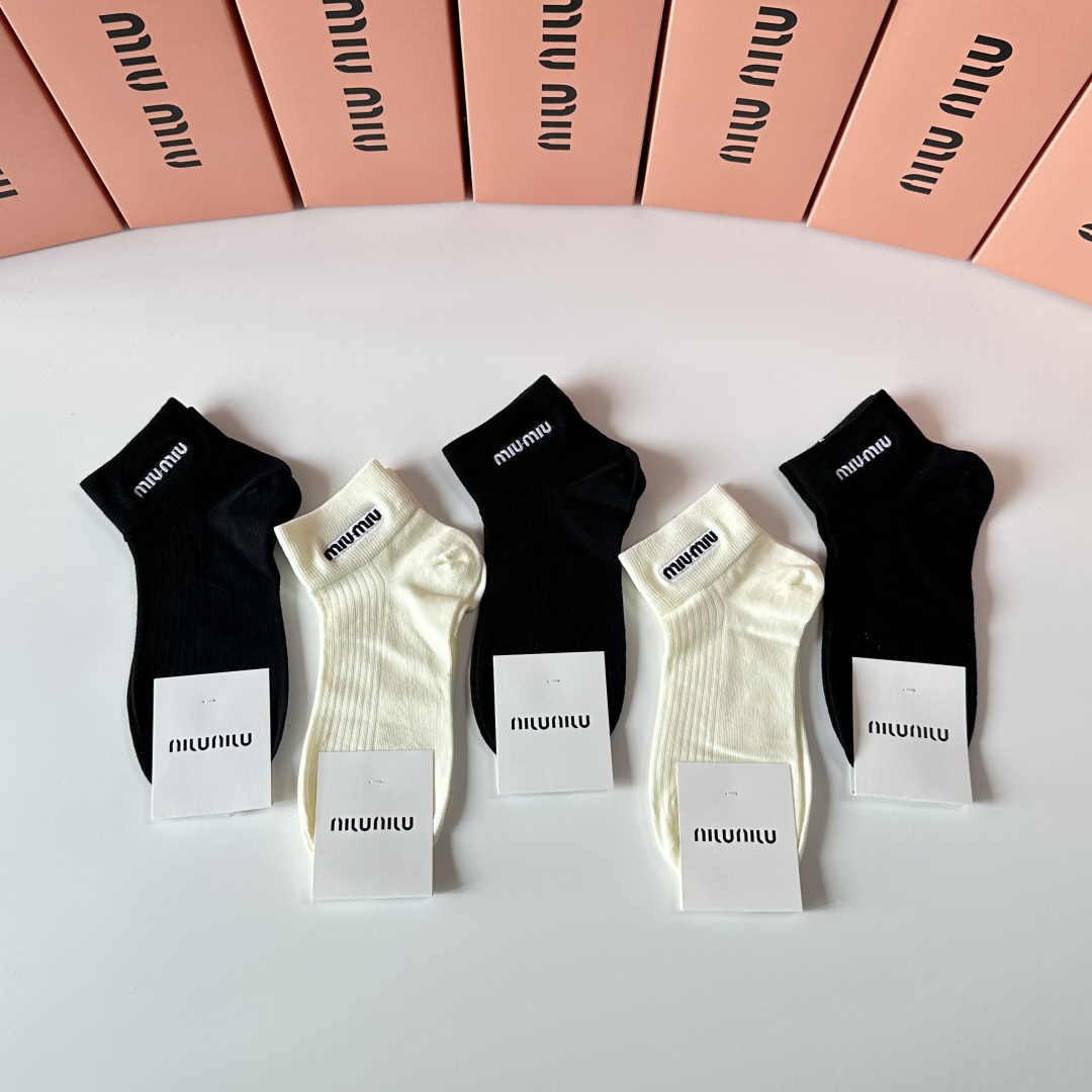 💛配专柜包装MiuMiu（缪缪）新款刺绣中短筒袜堆堆袜袜子！一盒五双，专柜同步筒袜袜子，💛大牌出街，潮人