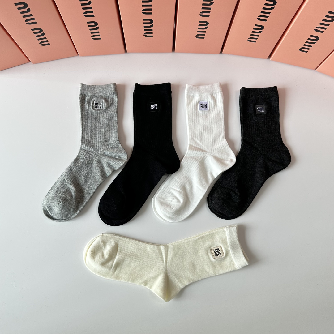💛配包装MiuMiu（缪缪）新款烫印经典中长筒袜堆堆袜袜子！一盒四双， 专柜同步筒袜袜子，💛大牌出街，潮
