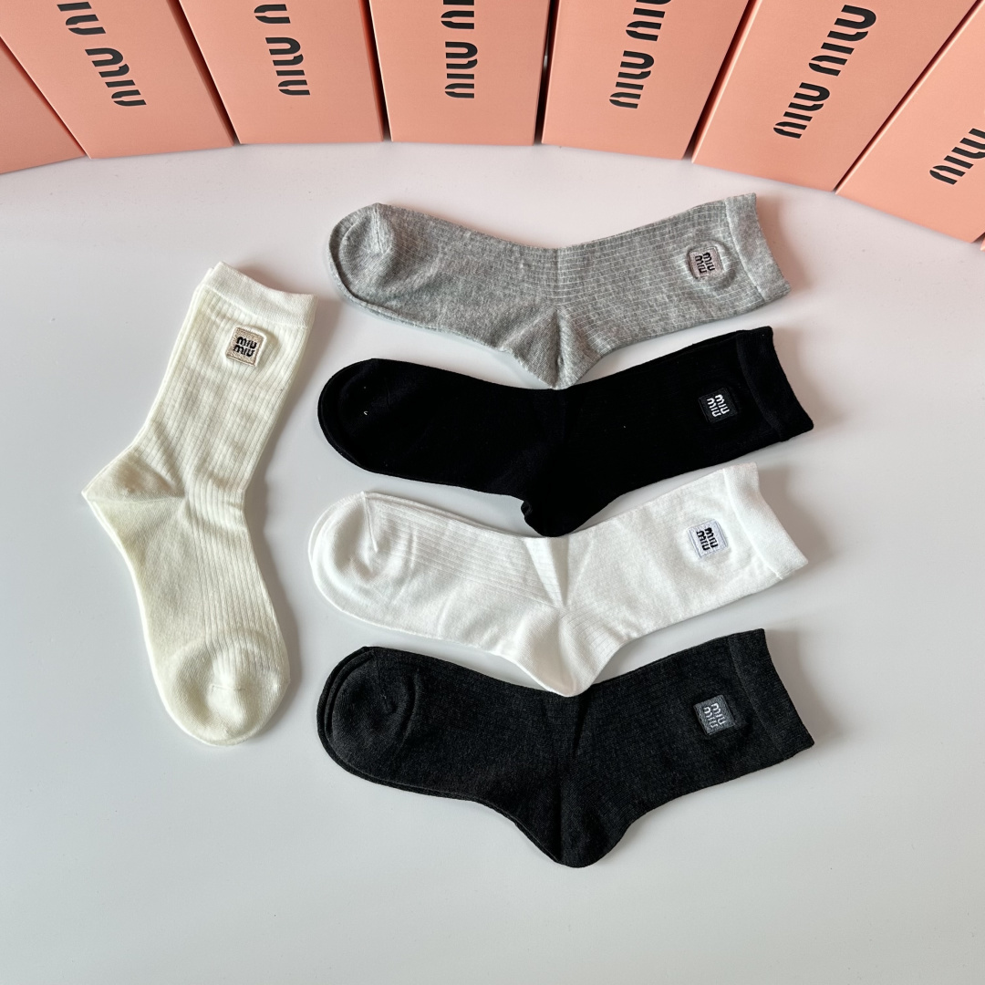 💛配包装MiuMiu（缪缪）新款烫印经典中长筒袜堆堆袜袜子！一盒四双， 专柜同步筒袜袜子，💛大牌出街，潮