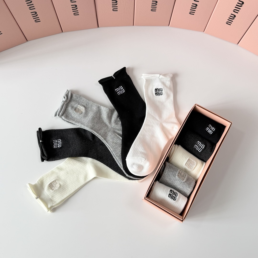 💛配专柜包装MiuMiu（缪缪）新款刺绣中长款堆堆袜袜子！一盒五双，专柜同步筒袜袜子，💛大牌出街，潮人必