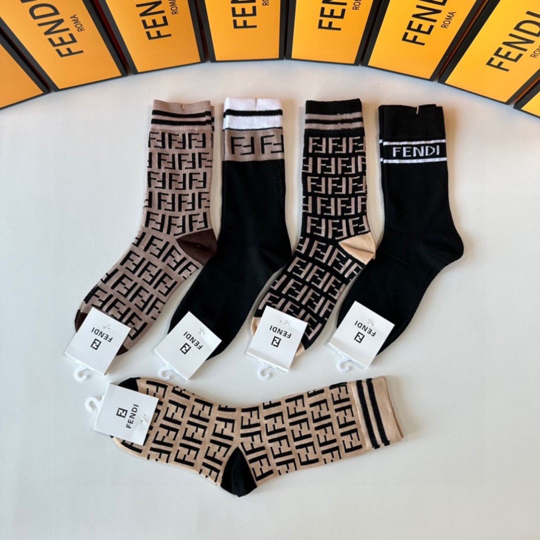 💛配包装FENDI（芬迪）新款经典中长款堆堆袜袜子！一盒五双， 专柜同步筒款袜子，💛大牌出街，潮人必备。