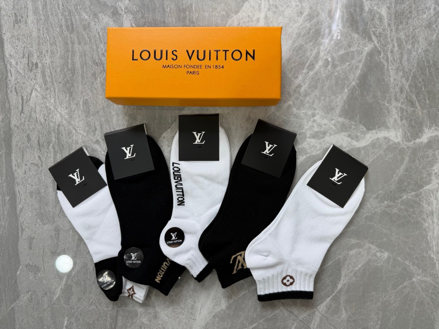 💛配专柜包装Lv（路易威登）新款中短款堆堆袜袜子！一盒五双，专柜同步筒袜袜子，💛大牌出街，潮人必备。超好