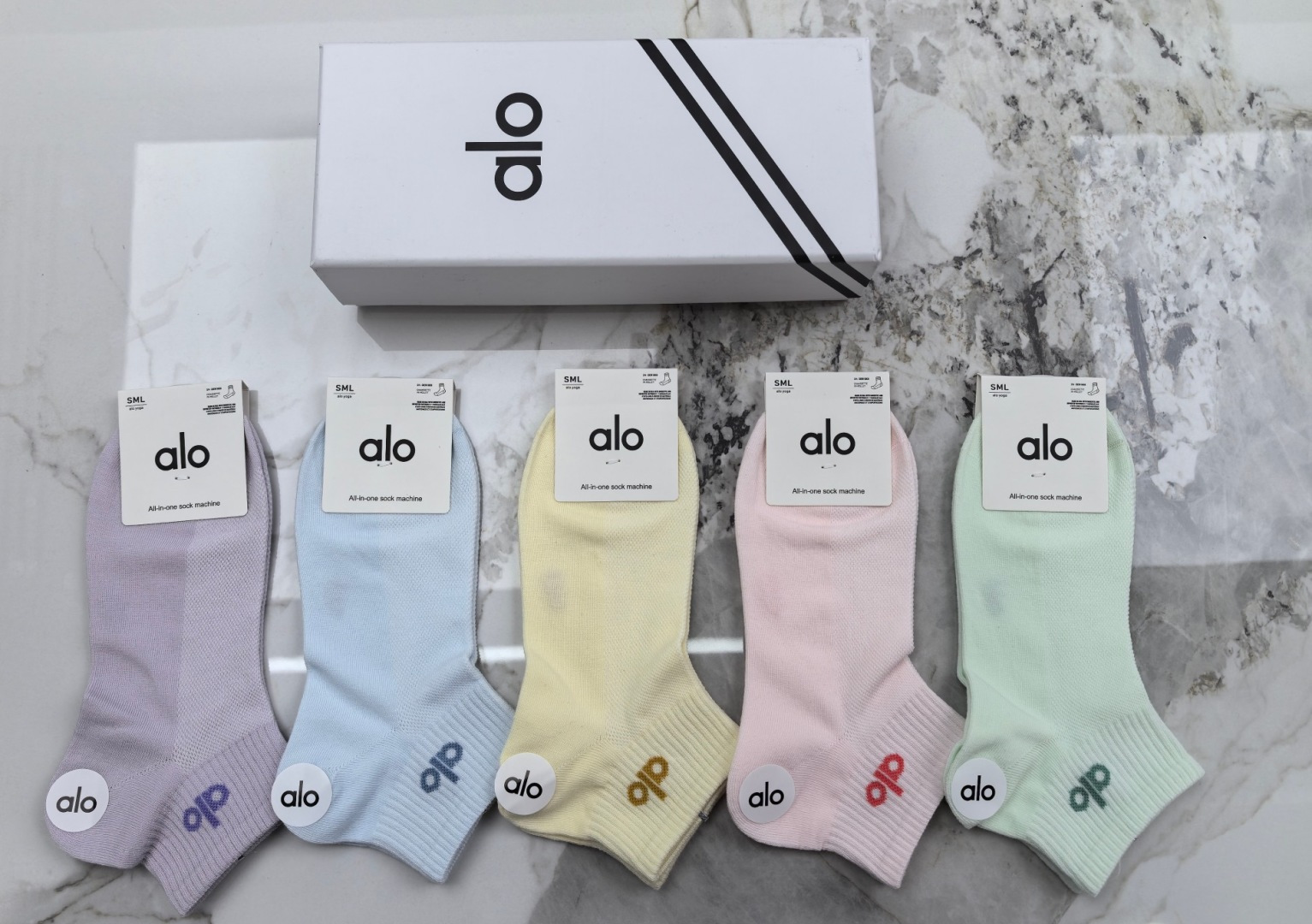 💛配专柜包装ALO（阿洛）新款中短款堆堆袜袜子！一盒五双，专柜同步筒袜袜子，💛大牌出街，潮人必备。超好搭