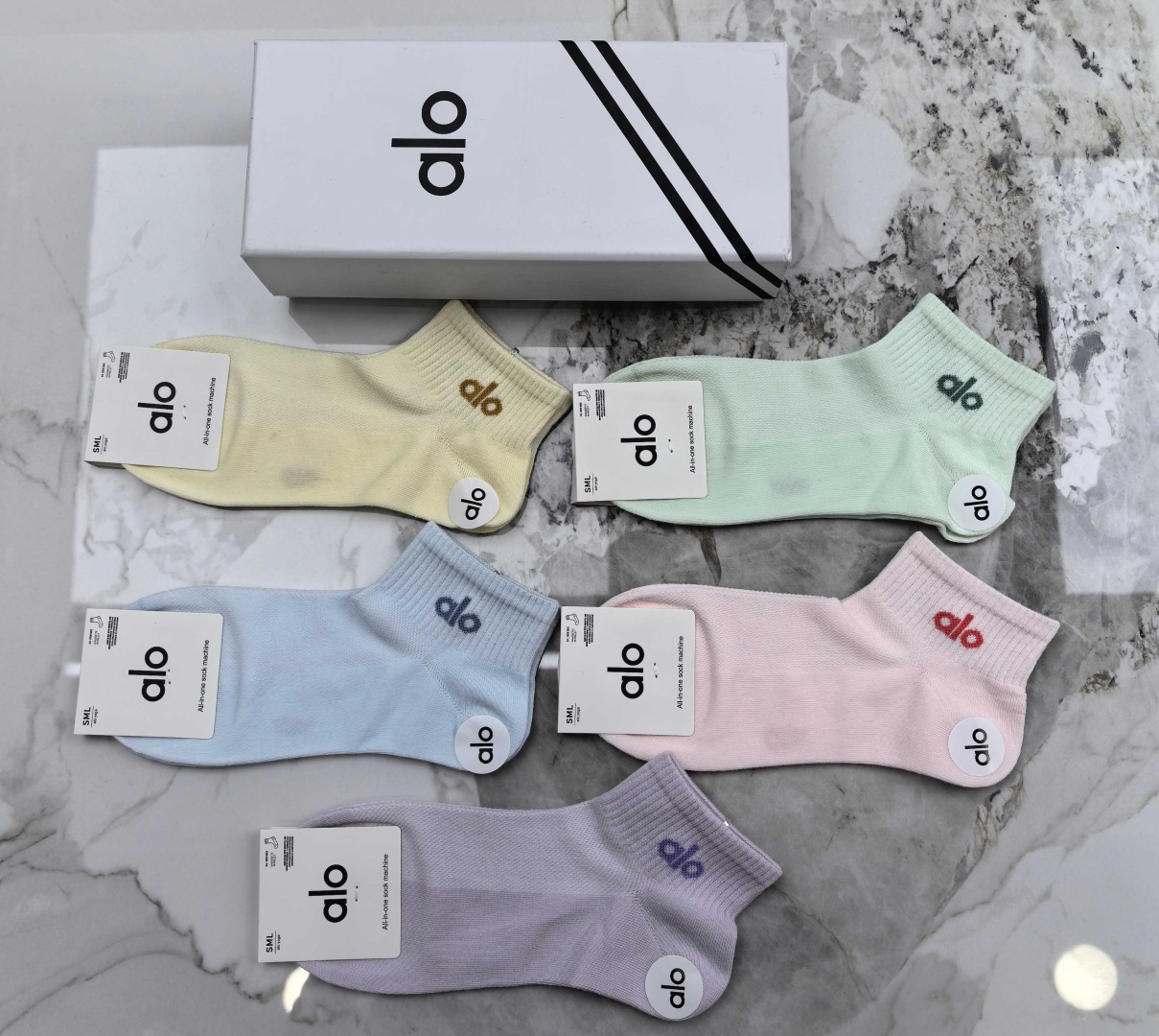 💛配专柜包装ALO（阿洛）新款中短款堆堆袜袜子！一盒五双，专柜同步筒袜袜子，💛大牌出街，潮人必备。超好搭
