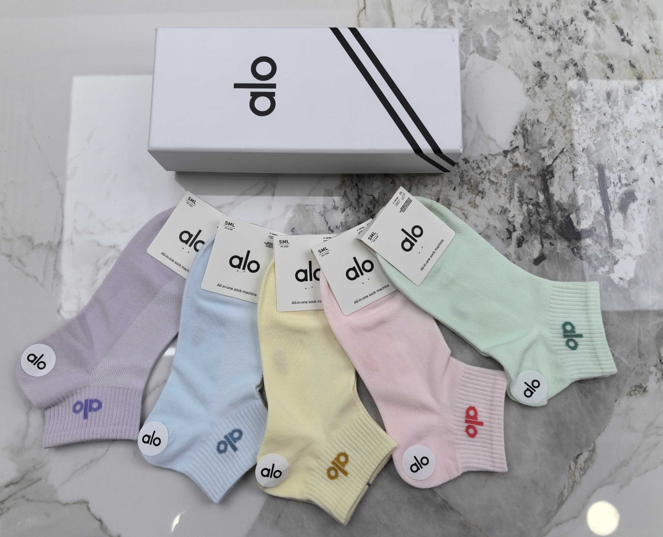 💛配专柜包装ALO（阿洛）新款中短款堆堆袜袜子！一盒五双，专柜同步筒袜袜子，💛大牌出街，潮人必备。超好搭