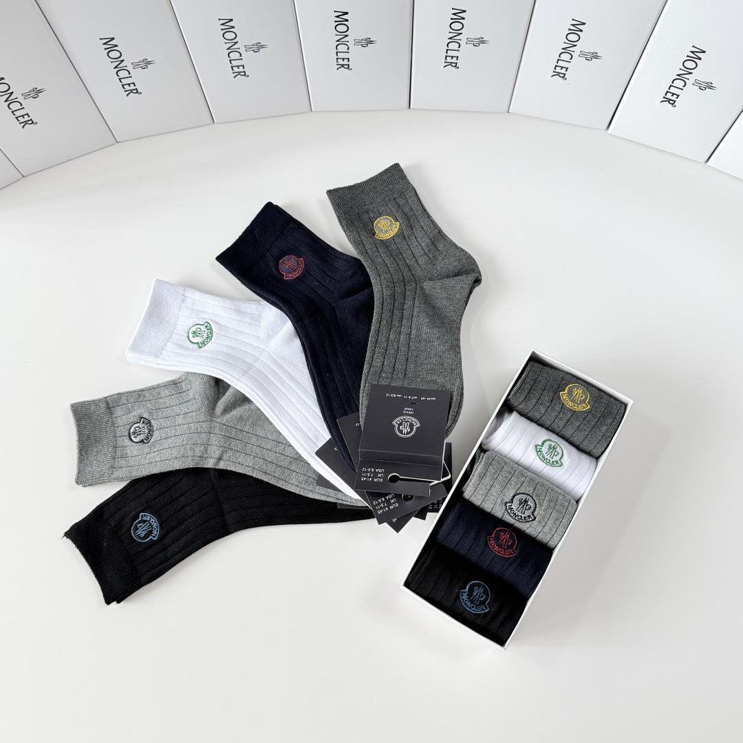 💛配包装MONCLER（蒙口）新款经典刺绣中长款堆堆袜袜子！一盒五双， 专柜同步筒袜袜子，💛大牌出街，潮