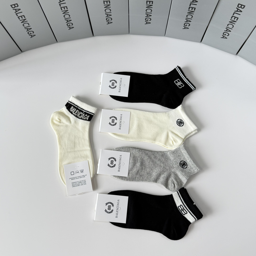 💛配包装Balenciaga（巴黎世家）新款中短款堆堆袜袜子！一盒五双， 专柜同步筒款袜子，💛大牌出街，