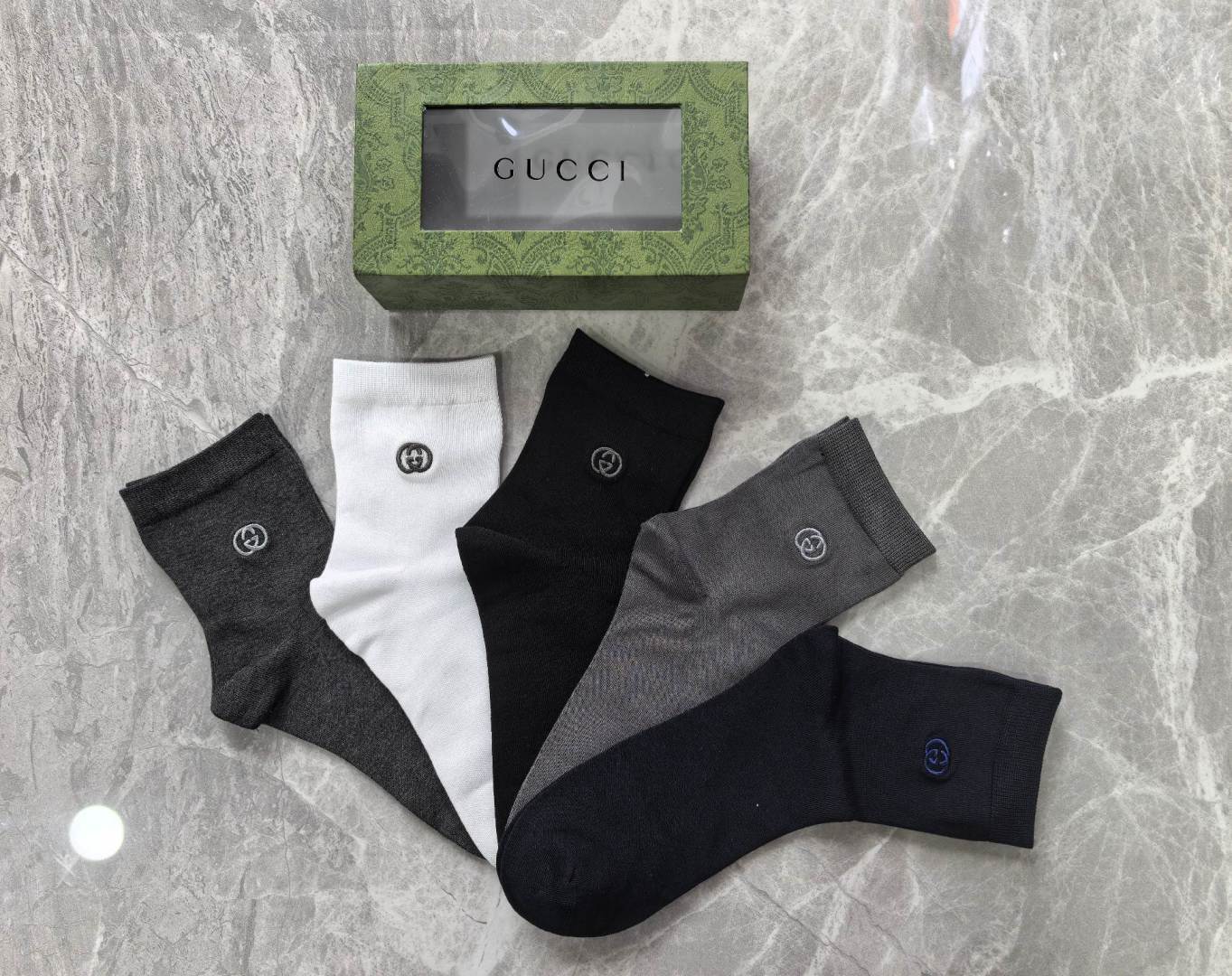 💛配包装GUCCI（古驰）新款刺绣中长款堆袜袜子！一盒五双， 专柜同步筒袜袜子，💛大牌出街，潮人必备。超