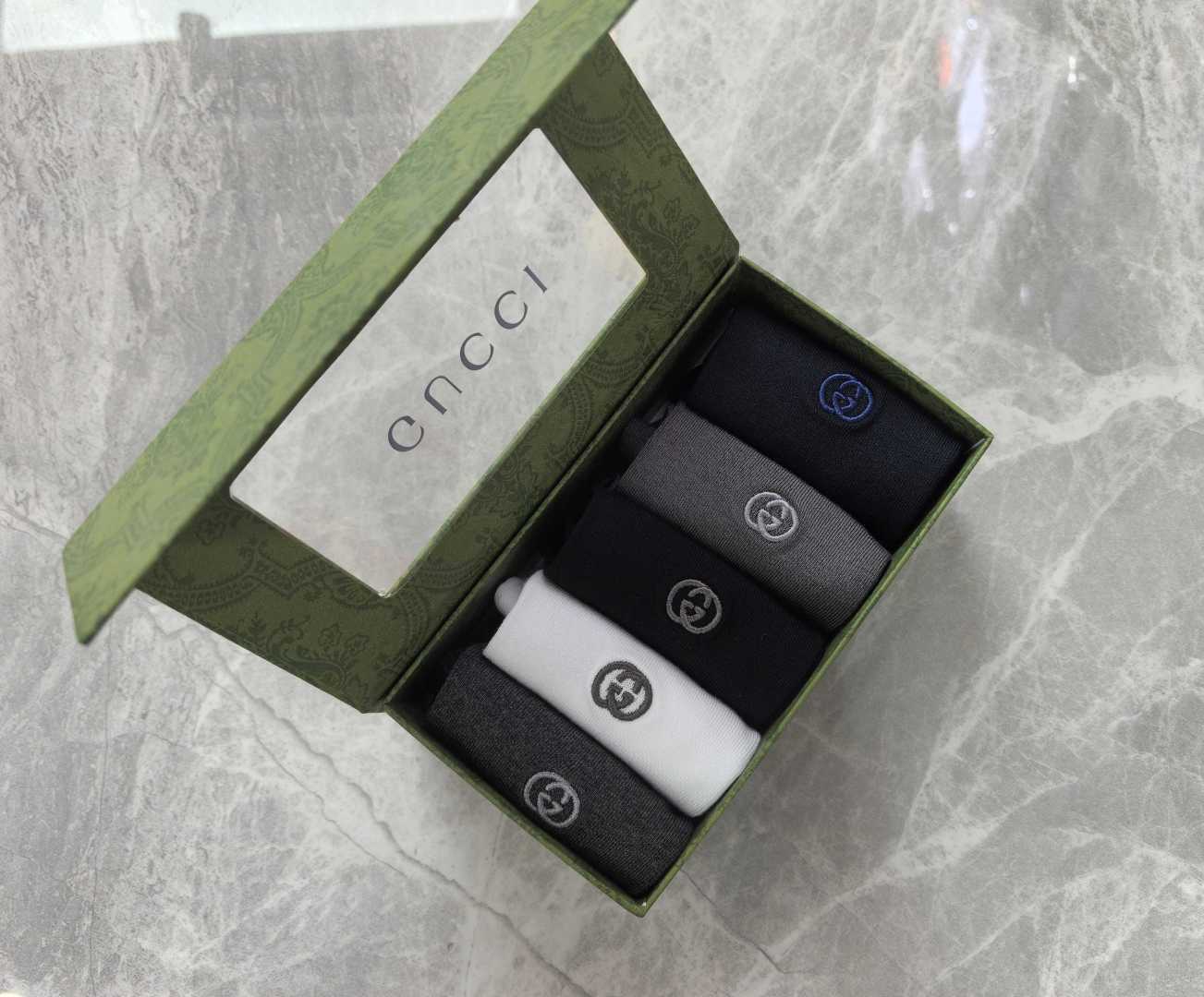 💛配包装GUCCI（古驰）新款刺绣中长款堆袜袜子！一盒五双， 专柜同步筒袜袜子，💛大牌出街，潮人必备。超