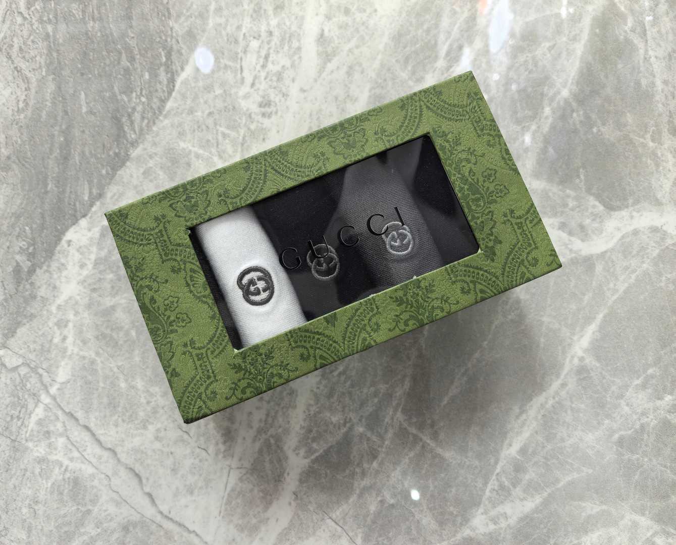 💛配包装GUCCI（古驰）新款刺绣中长款堆袜袜子！一盒五双， 专柜同步筒袜袜子，💛大牌出街，潮人必备。超
