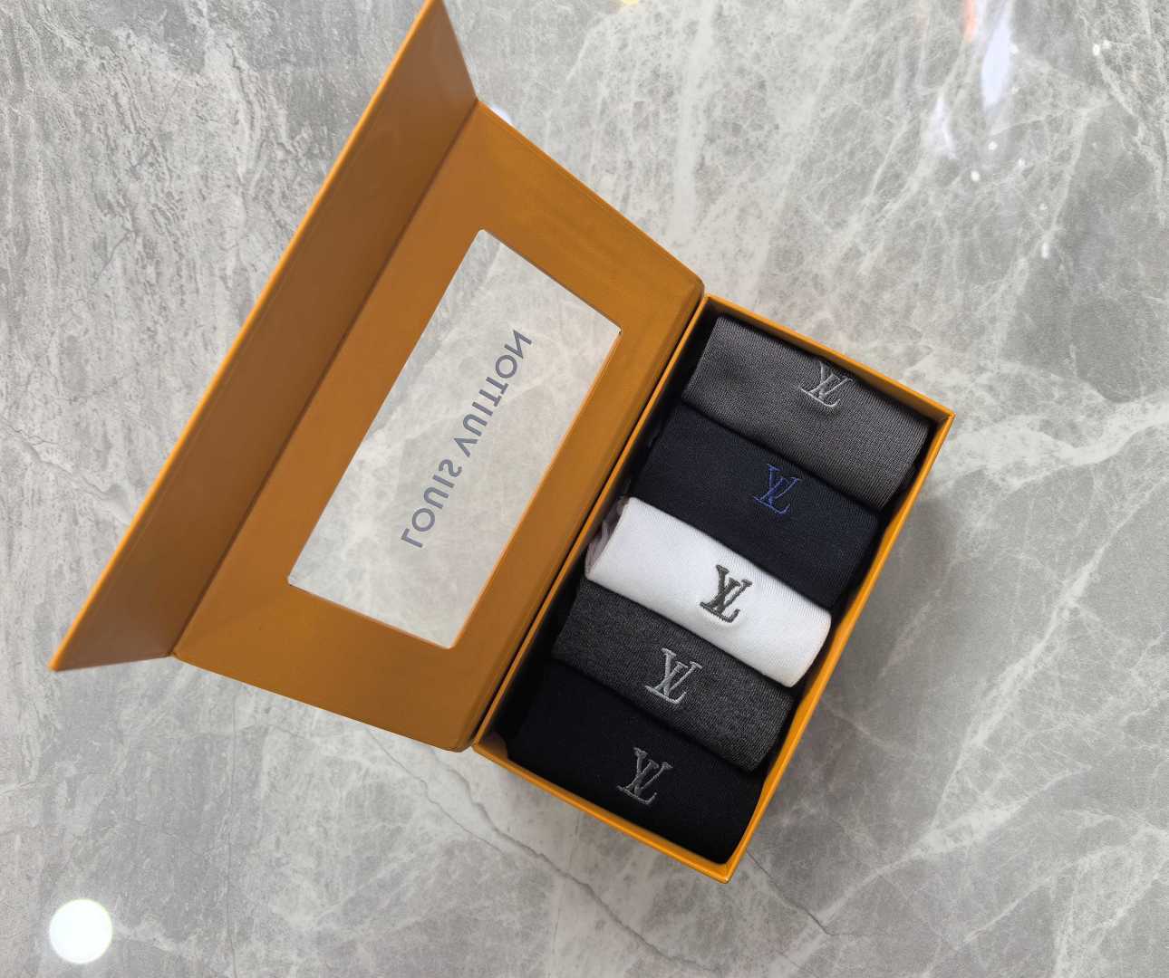 💛配包装LV（路易威登）新款刺绣中长款堆袜袜子！一盒五双， 专柜同步筒袜袜子，💛大牌出街，潮人必备。超好