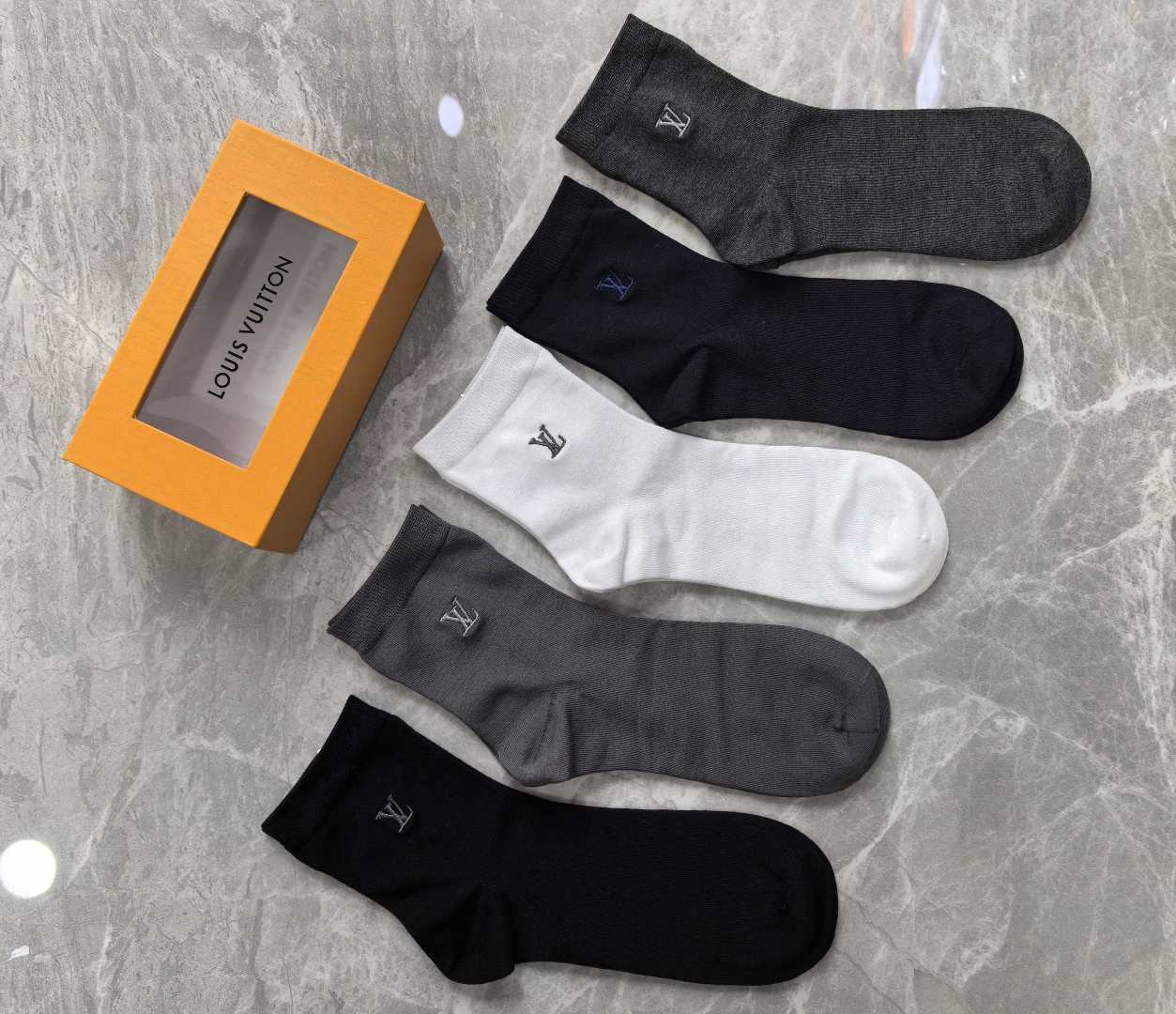 💛配包装LV（路易威登）新款刺绣中长款堆袜袜子！一盒五双， 专柜同步筒袜袜子，💛大牌出街，潮人必备。超好
