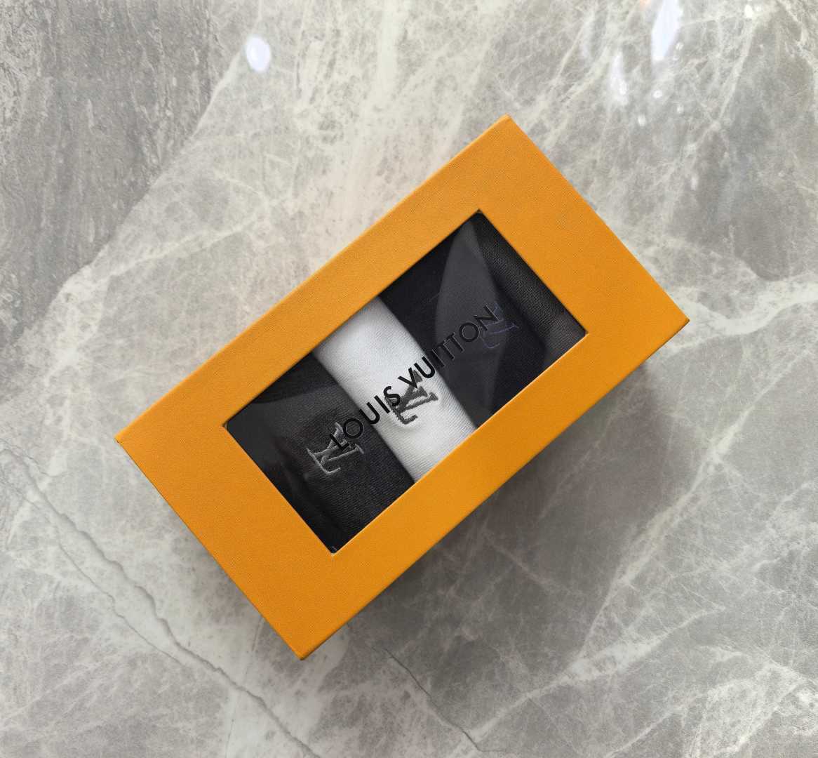 💛配包装LV（路易威登）新款刺绣中长款堆袜袜子！一盒五双， 专柜同步筒袜袜子，💛大牌出街，潮人必备。超好
