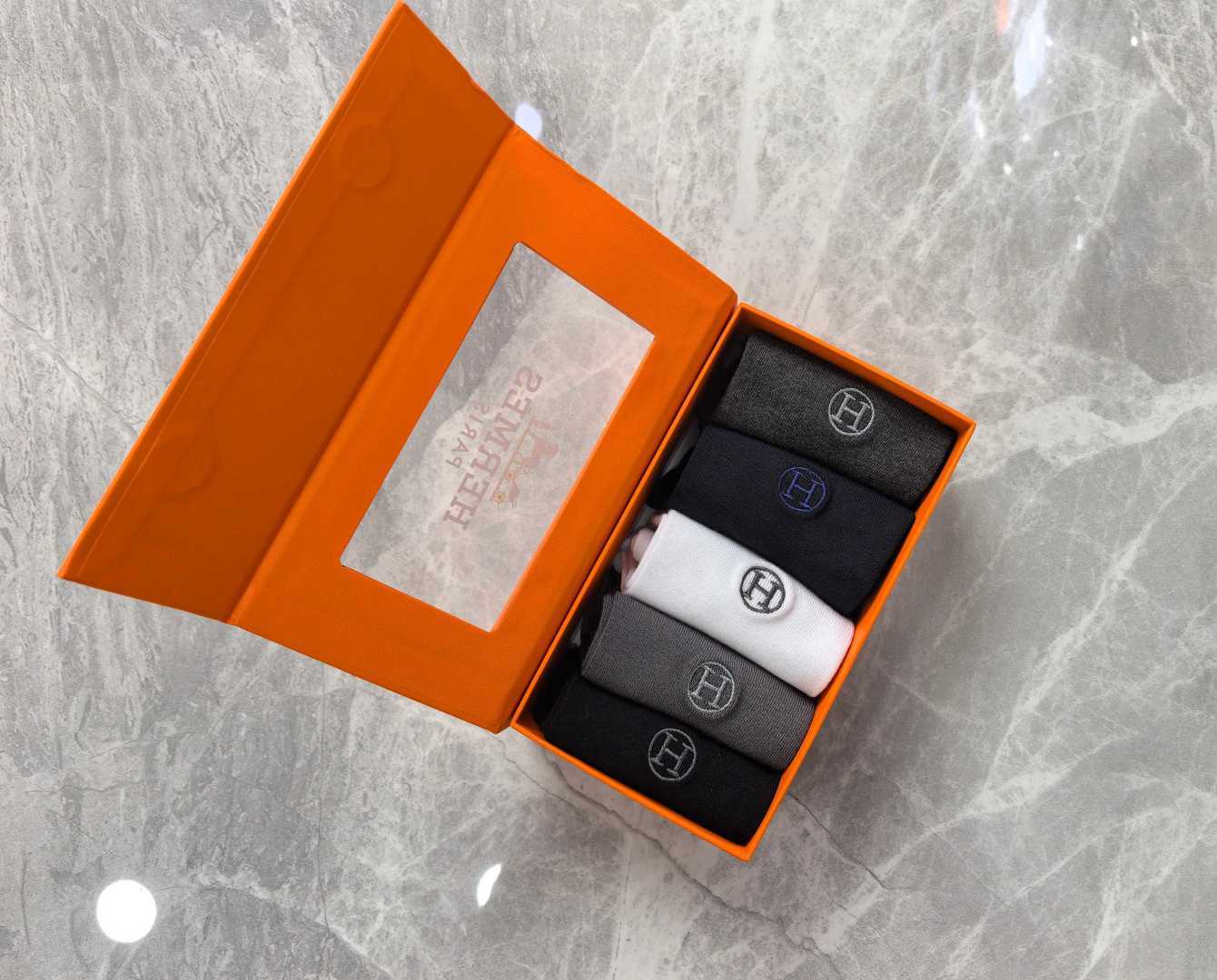 💛配包装HERMES（爱马仕）新款刺绣中长款堆袜袜子！一盒五双， 专柜同步筒袜袜子，💛大牌出街，潮人必备