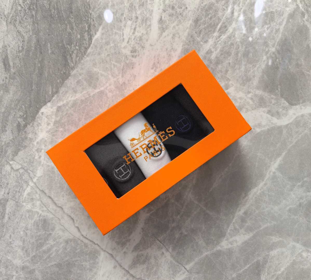 💛配包装HERMES（爱马仕）新款刺绣中长款堆袜袜子！一盒五双， 专柜同步筒袜袜子，💛大牌出街，潮人必备