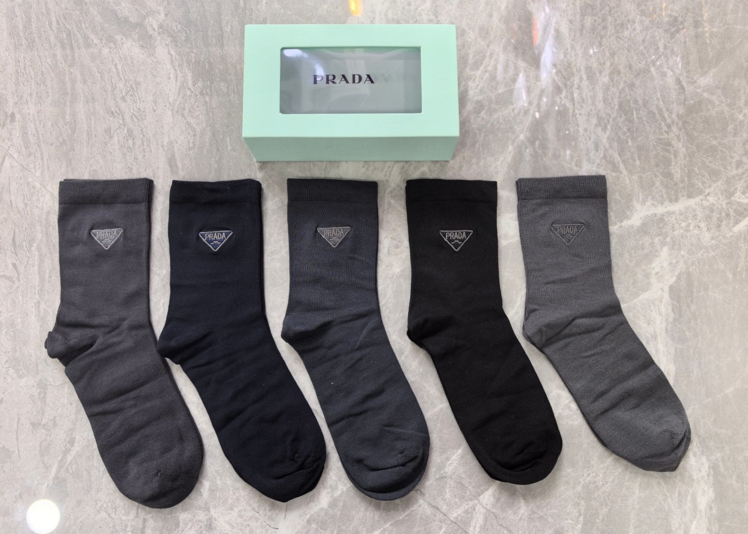 💛配专柜包装PRADA（普拉达） 新款刺绣中长款堆堆袜袜子！一盒五双，专柜同步筒袜袜子，💛大牌出街，潮人