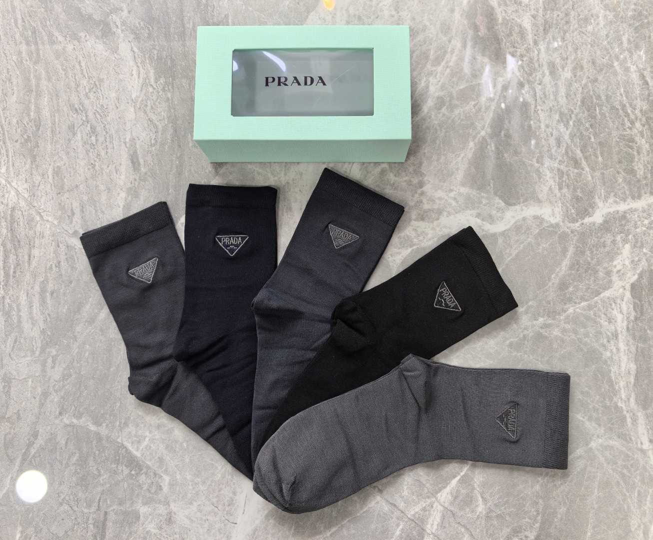 💛配专柜包装PRADA（普拉达） 新款刺绣中长款堆堆袜袜子！一盒五双，专柜同步筒袜袜子，💛大牌出街，潮人