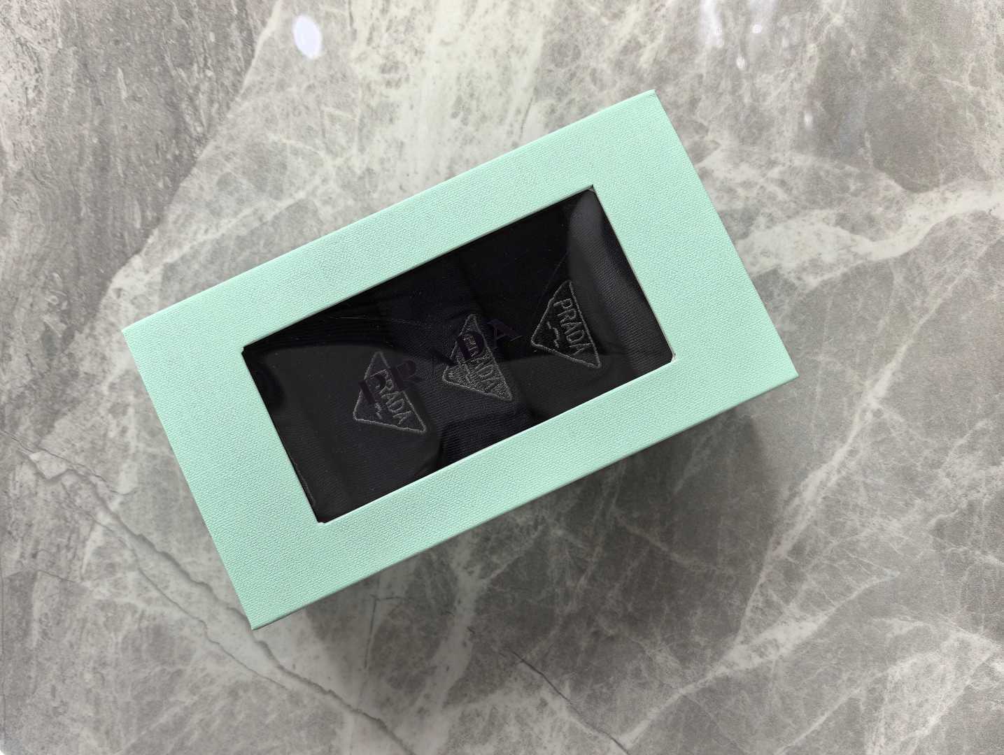 💛配专柜包装PRADA（普拉达） 新款刺绣中长款堆堆袜袜子！一盒五双，专柜同步筒袜袜子，💛大牌出街，潮人
