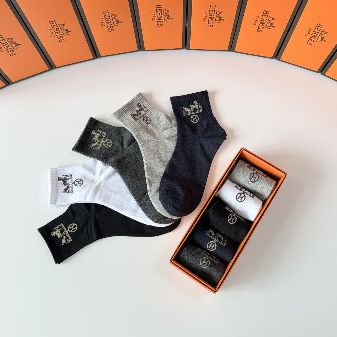 💛配专柜包装Hermes （爱马仕）新款中长款堆堆袜袜子！一盒五双，专柜同步筒袜袜子，💛大牌出街，潮人必