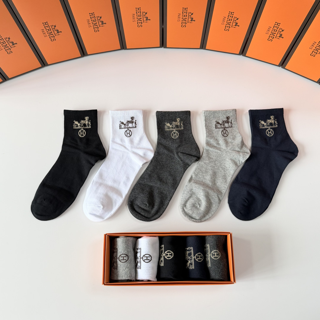 💛配专柜包装Hermes （爱马仕）新款中长款堆堆袜袜子！一盒五双，专柜同步筒袜袜子，💛大牌出街，潮人必