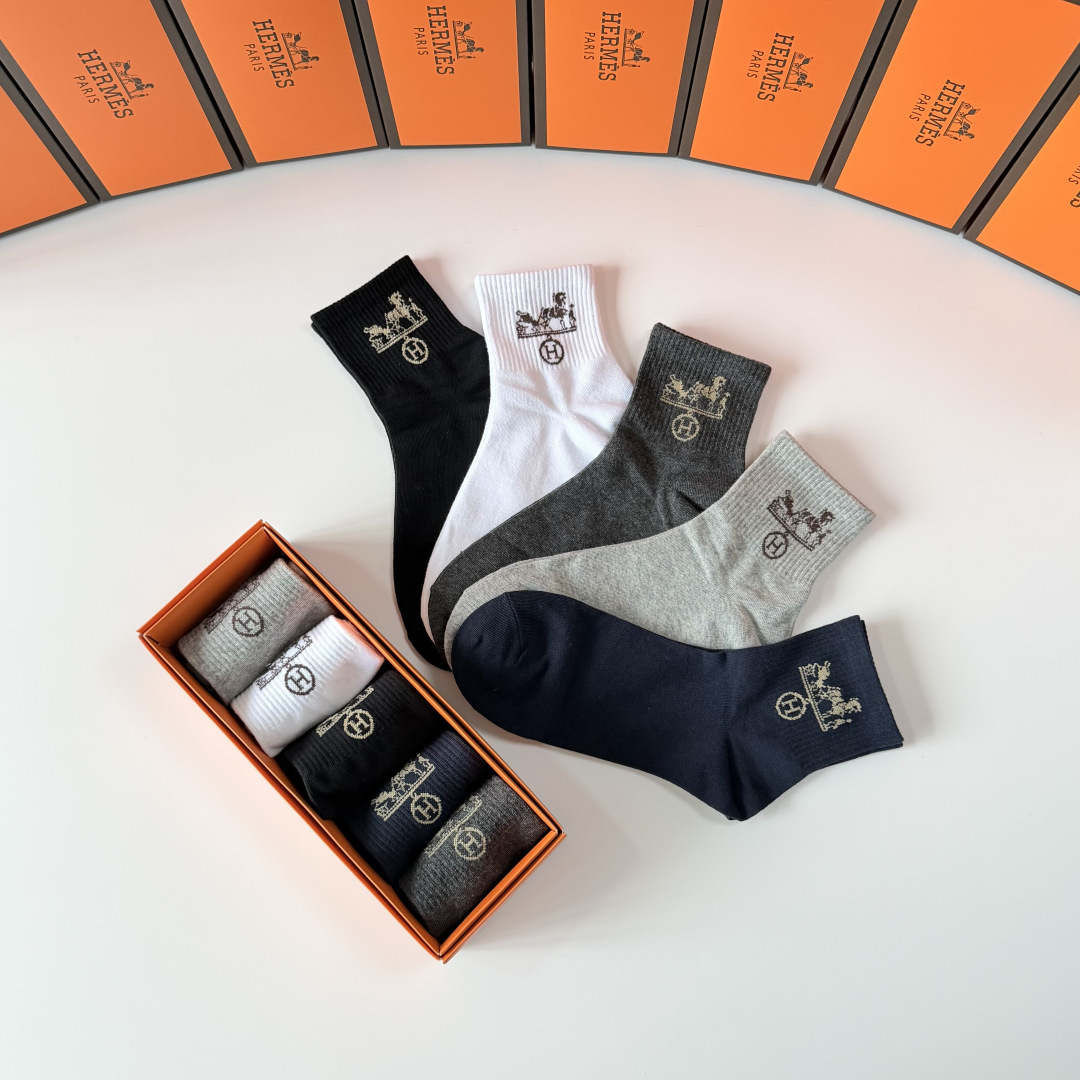 💛配专柜包装Hermes （爱马仕）新款中长款堆堆袜袜子！一盒五双，专柜同步筒袜袜子，💛大牌出街，潮人必