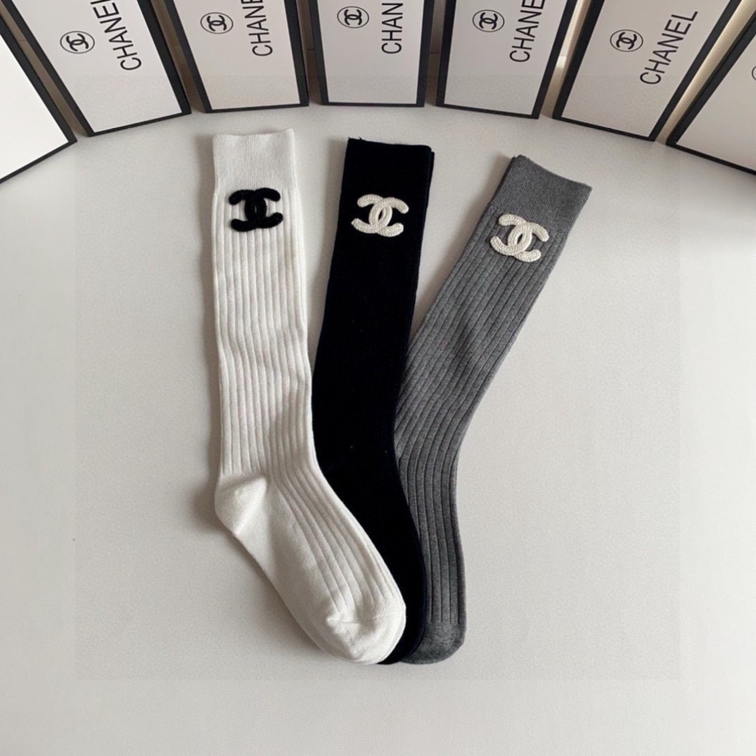💛配包装Chanel（香奈儿）爆款出货 新款轻奢及膝小腿袜堆堆袜袜子🧦！一盒两双（颜色任选）专柜同步筒袜