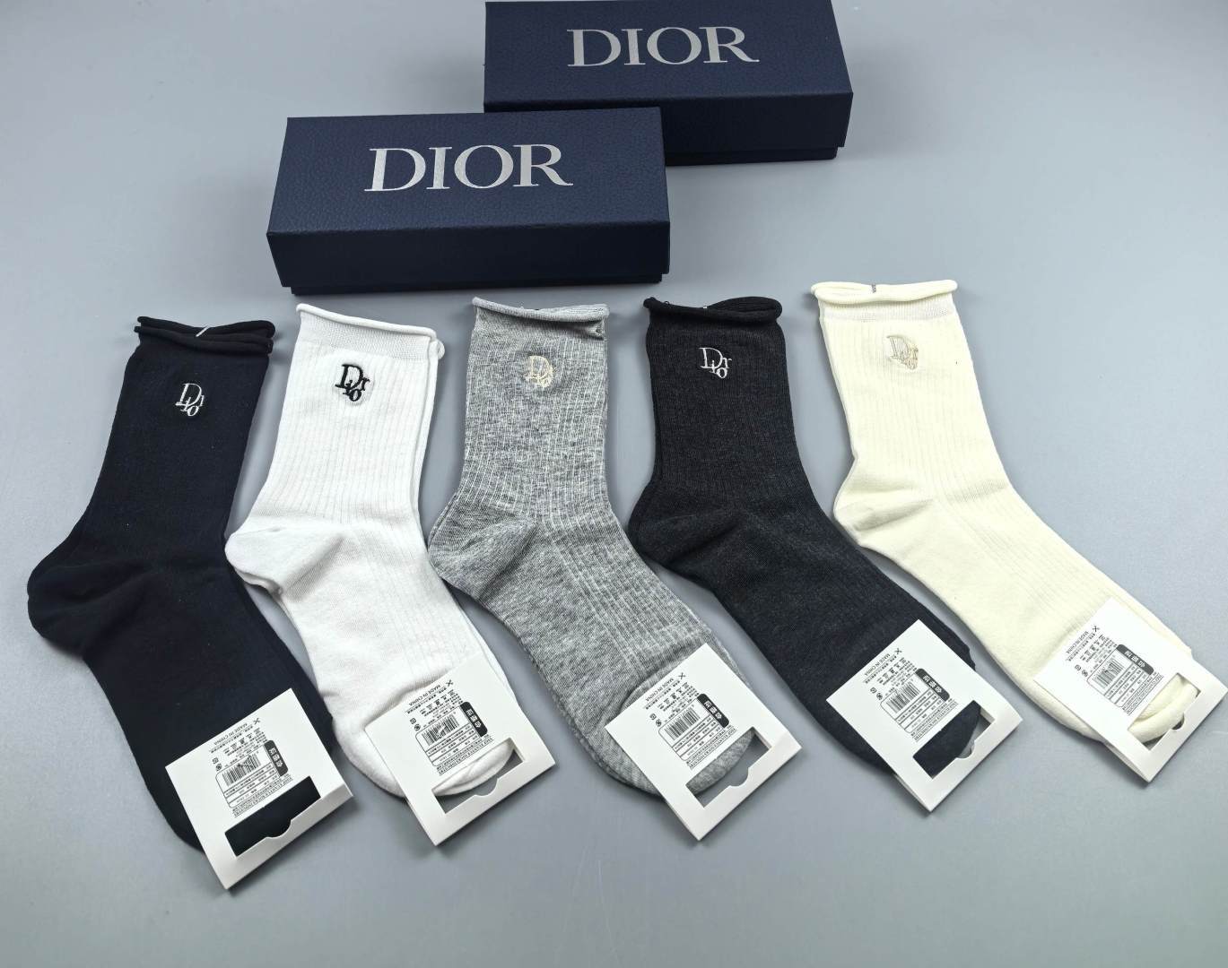 💛配包装DIOR（迪奥）新款经典刺绣中长款堆堆袜袜子！一盒五双， 专柜同步筒袜袜子，💛大牌出街，潮人必备