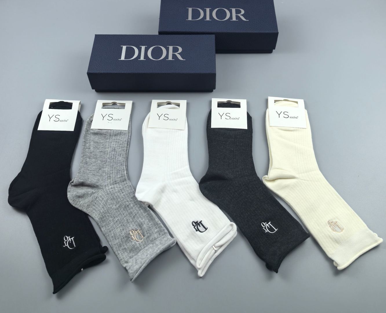 💛配包装DIOR（迪奥）新款经典刺绣中长款堆堆袜袜子！一盒五双， 专柜同步筒袜袜子，💛大牌出街，潮人必备