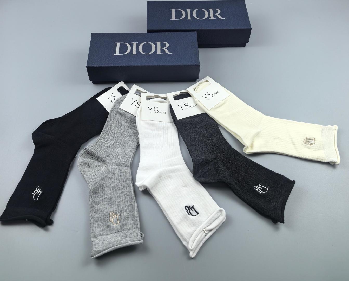 💛配包装DIOR（迪奥）新款经典刺绣中长款堆堆袜袜子！一盒五双， 专柜同步筒袜袜子，💛大牌出街，潮人必备