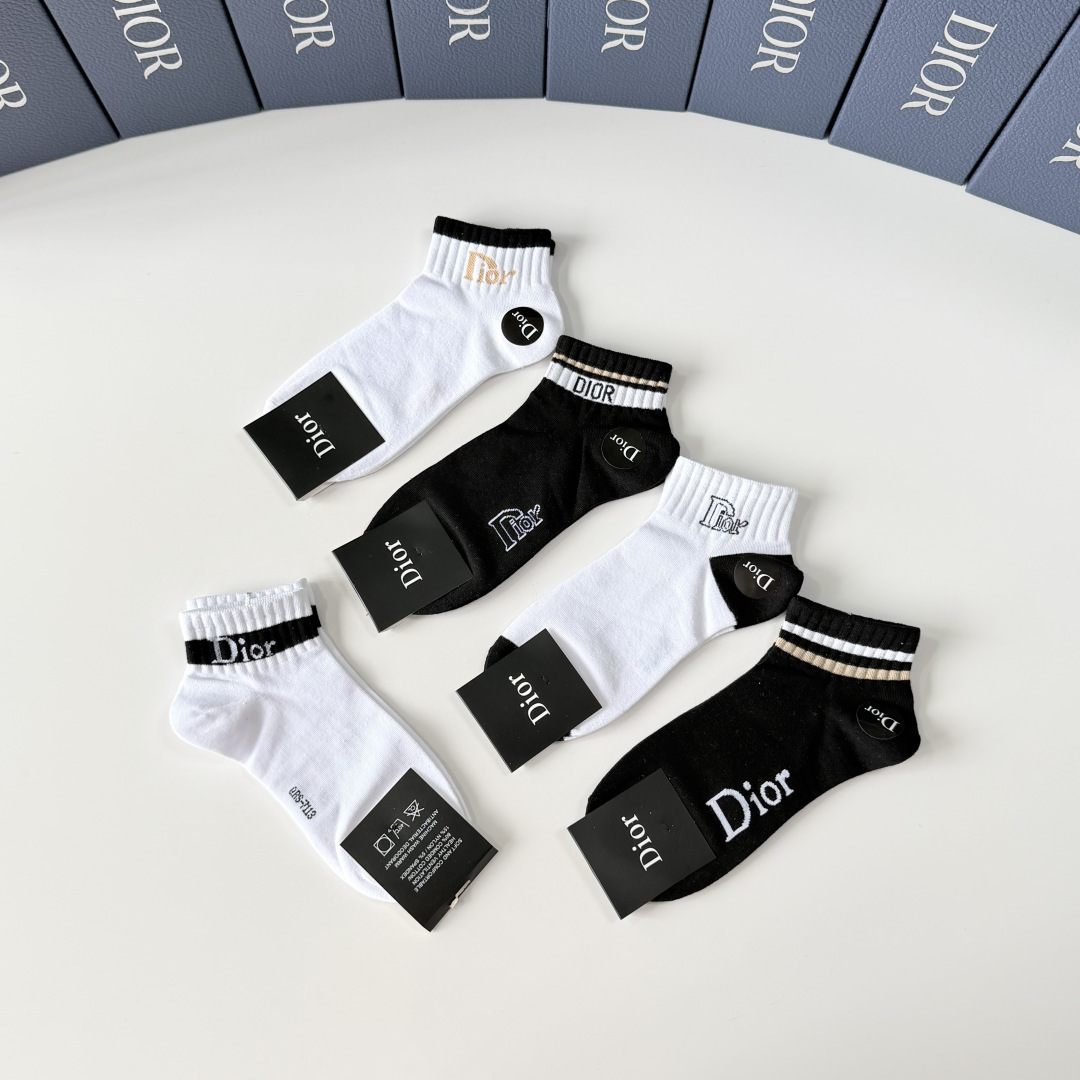 💛配专柜包装DIOR（迪奥）新款中短款袜堆堆袜袜子！一盒五双，专柜同步筒袜袜子，💛大牌出街，潮人必备。超