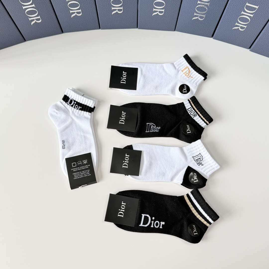 💛配专柜包装DIOR（迪奥）新款中短款袜堆堆袜袜子！一盒五双，专柜同步筒袜袜子，💛大牌出街，潮人必备。超