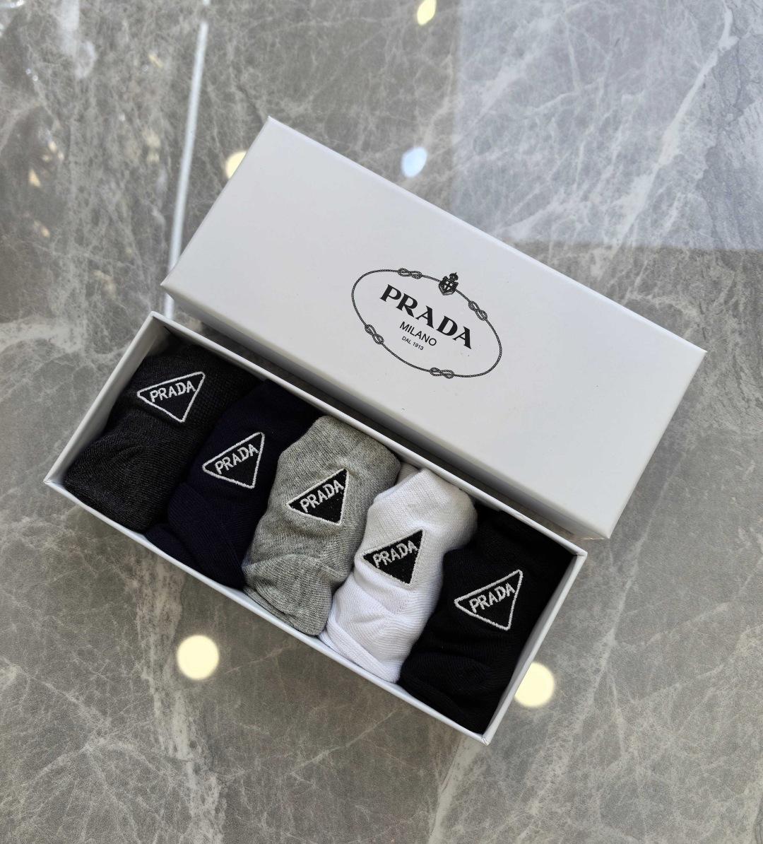 NO:880522,Specially packaged Prada's new embroidered mid-to-short pile socks!  Five pairs in a box, synchronized tube socks at the counter, big brands out on the street, must-have socks for fashionistas, stockings, socks, prada, prada, socks19860909特 配包装 Prada（普拉达）新款刺绣中短款堆堆袜袜子！一盒五双, 专柜同步筒款袜子,大牌出街,潮人必备超好搭袜子,丝袜,袜子,prada,prada,socks,accessory