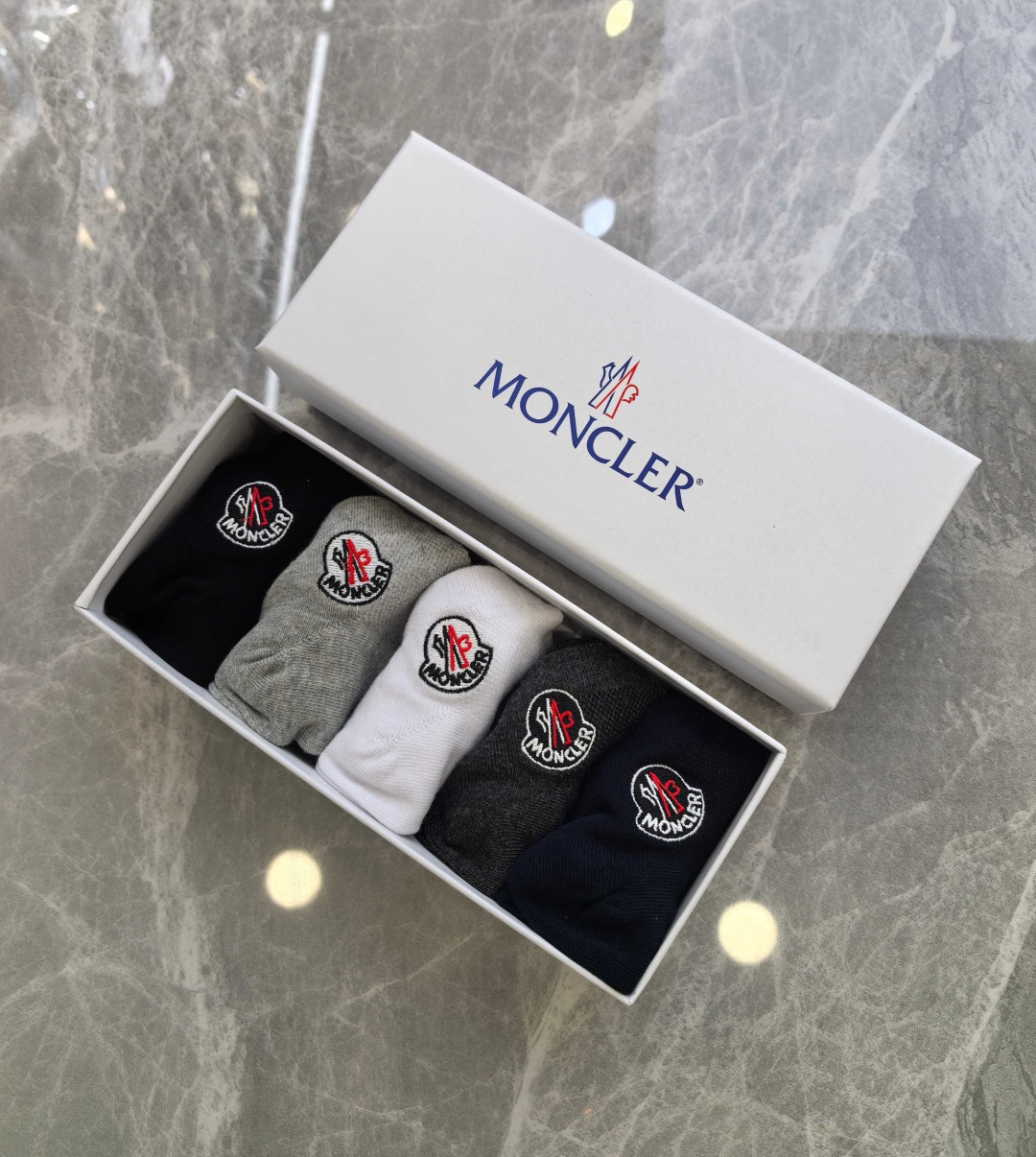 NO:880543,Specially packaged MONCLER's new classic embroidered short and medium style pile socks!  Five pairs in a box, counter-synchronized tube socks, big brands out on the street, a must-have for fashionistas, super easy to match. Socks, stockings, socks, Moncler, socks19860909特 配包装 MONCLER（蒙口）新款经典刺绣中短款堆堆袜袜子！一盒五双, 专柜同步筒袜袜子,大牌出街,潮人必备超好搭.袜子,丝袜,袜子,Moncler,socks,accessory