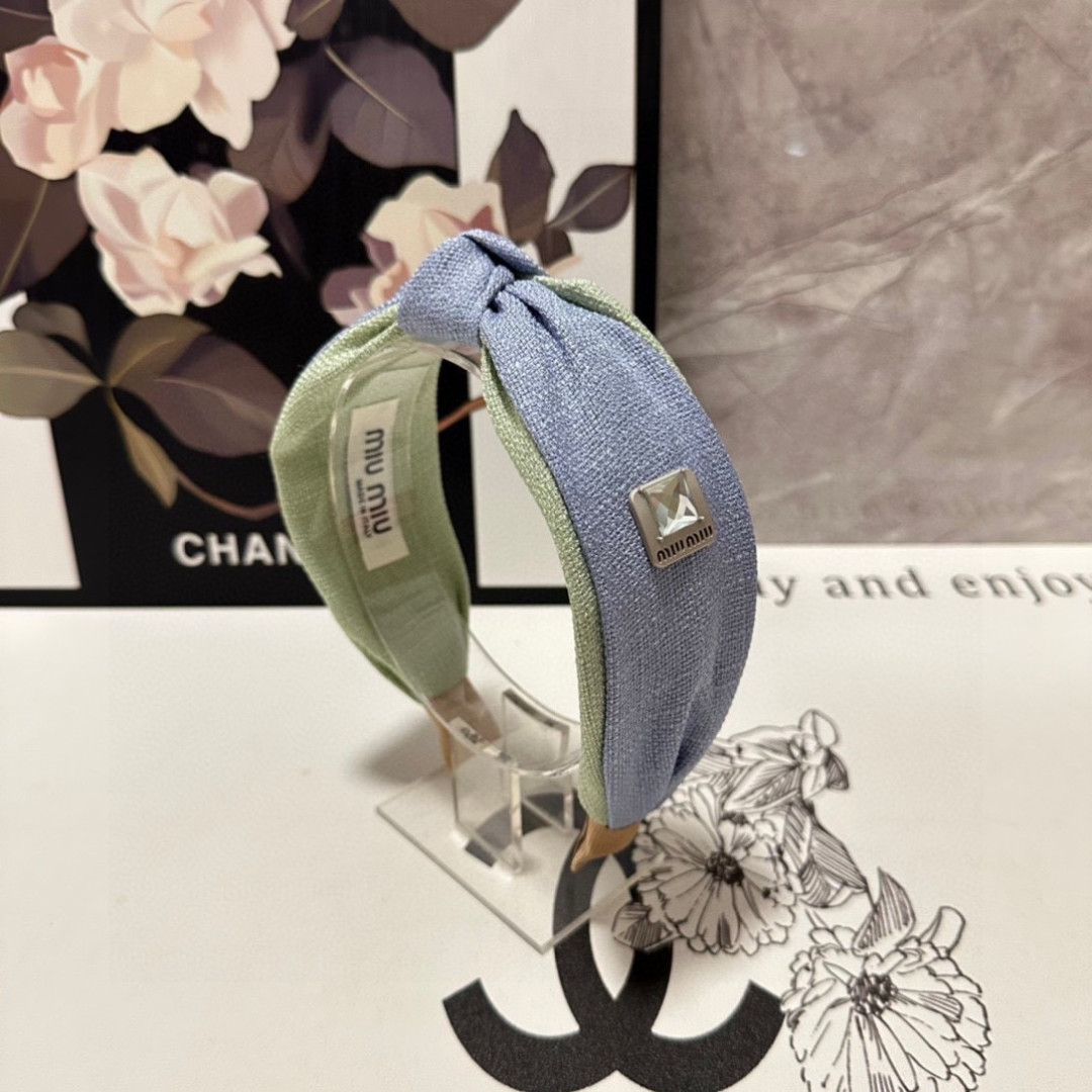 NO:881435,Specially equipped with counter packaging, MiuMiu's latest hairbands. Little fairies can get it now. Special material. No hair. Can be salty or sweet ~ hairpins, hairpins, miumiu, hairpins19860909特 配专柜包装 MiuMiu（缪缪）最新发箍 小仙女快入手 特殊材质 不嘞头 可盐可甜～发夹,发夹,miumiu,hairpins,accessory