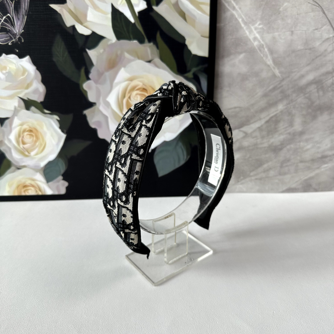 NO:881444,Specially equipped with counter packaging, DIOR's latest presbyopic hairbands. Little fairies can get it now. Special material. No hair. Can be salty or sweet ~ hairpins, hairpins, dior, dior, hairpins19860909特 配专柜包装 DIOR（迪奥）最新老花发箍 小仙女快入手 特殊材质 不嘞头 可盐可甜～发夹,发夹,dior,dior,hairpins,accessory