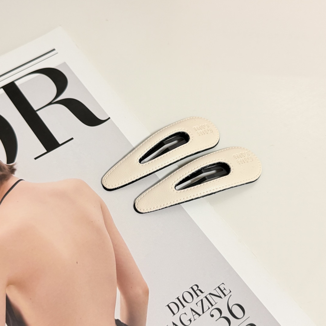 NO:881442,Special (pair) with complete package MiuMiu (Miu Miu) best-selling new vintage vintage hairpins this year, a super fairy pair, fashionable, casual hairpins, hairpins, miumiu, hairpins19860909特（一对）配全套包装 MiuMiu（缪缪）今年最好卖的新款 Vintage中古复古发夹 超仙的一对 时髦精 随便入的款发夹,发夹,miumiu,hairpins,accessory