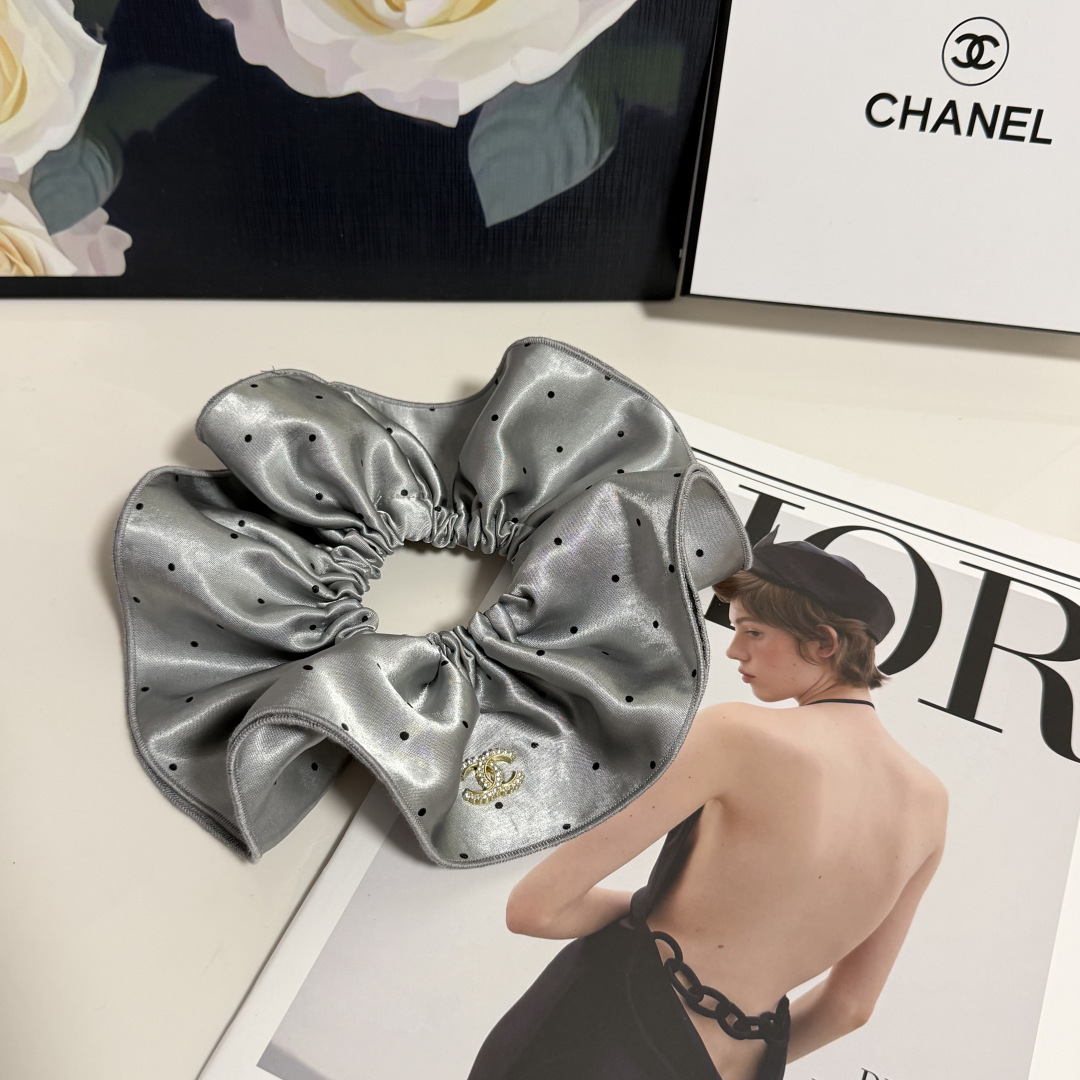 NO:881449,Specially equipped with counter packaging, Chanel's latest scented hair tie. Little fairies can get it now. Special material. No hair. Can be salty or sweet ~ hairpins, hairpins, chanel, chanel, hairpins19860909特 配专柜包装 Chanel（香奈儿）最新小香风发圈 小仙女快入手 特殊材质 不嘞头 可盐可甜～发夹,发夹,chanel,chanel,hairpins,accessory