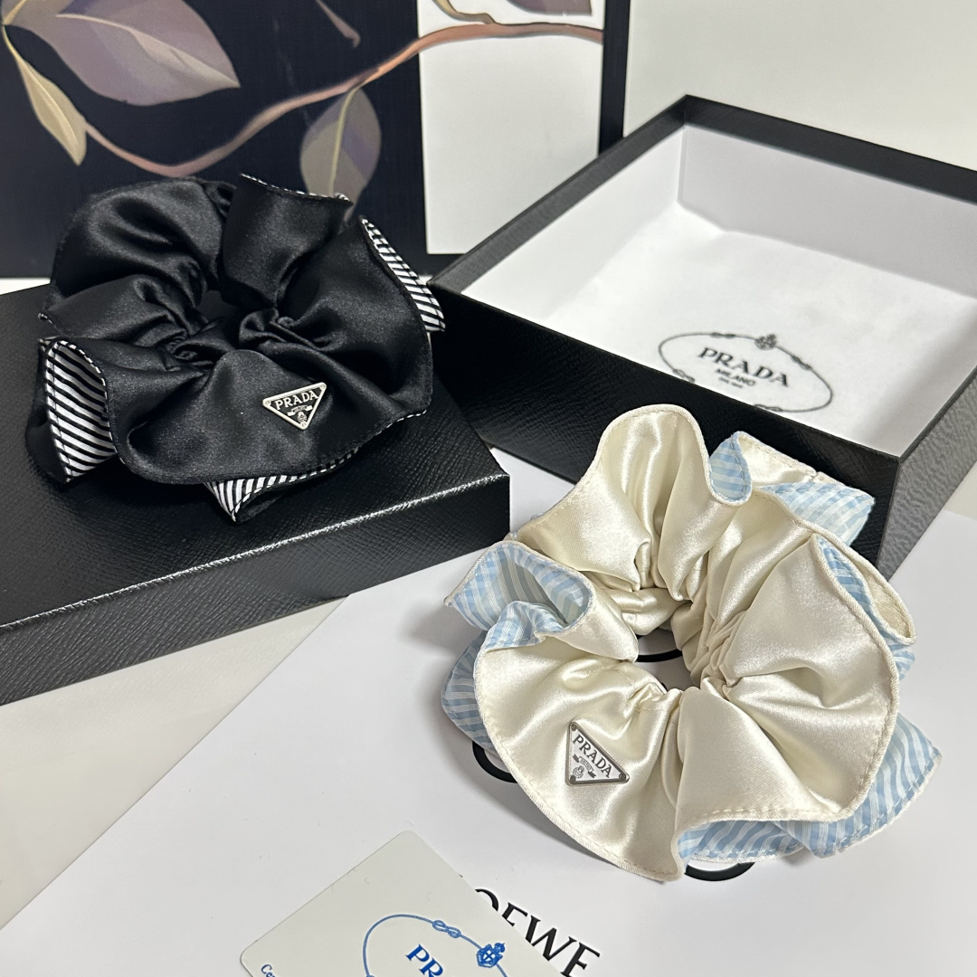 NO:881412,Special (single) with full set of packaging Prada's popular hair band, shipped from the counter. It looks very high-end at first glance. It is super versatile. You must keep your own hairpins, hairpins, prada, prada, hairpins.19860909特（单个）配全套包装 Prada（普拉达）爆款发圈,专柜款出货 一看就特别高档 超级百搭 必须自留发夹,发夹,prada,prada,hairpins,accessory