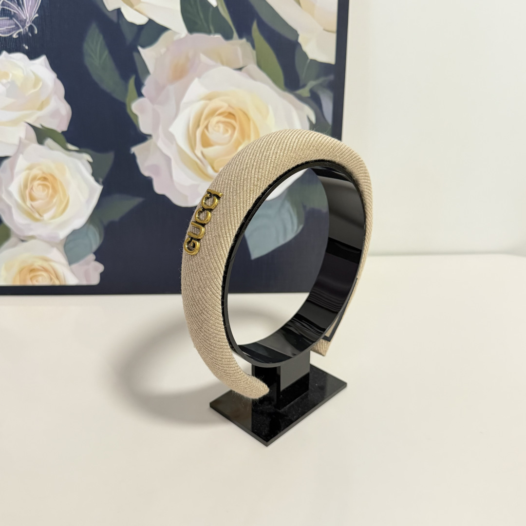 NO:881436,Special (single) with counter packaging. Gucci's latest hairbands. Elegant girls are worth buying. Very easy to match. Temperament and taste. Hairpins, hairpins, gucci, gucci, hairpins19860909特（单个）配专柜包装 Gucci（古驰）最新发箍 优雅的girl值得入手 非常好搭配 气质有品位发夹,发夹,gucci,gucci,hairpins,accessory